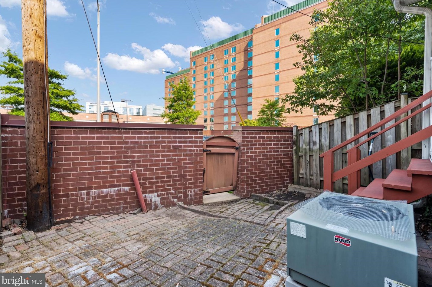 1035 Monroe St, Arlington VA 22201-4503 exterior