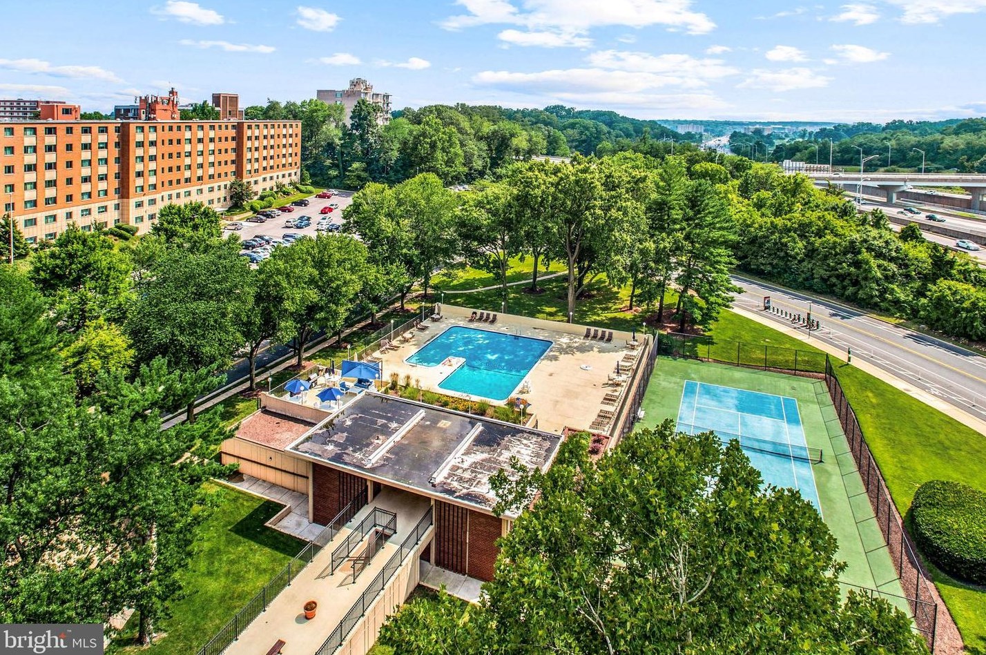 1300 Army Navy Dr, Arlington VA  22202-2054 exterior