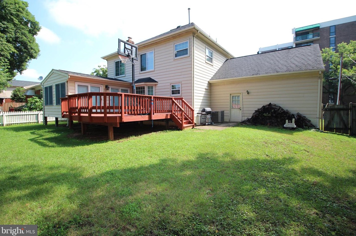 844 Veitch St, Arlington VA  22204-2125 exterior