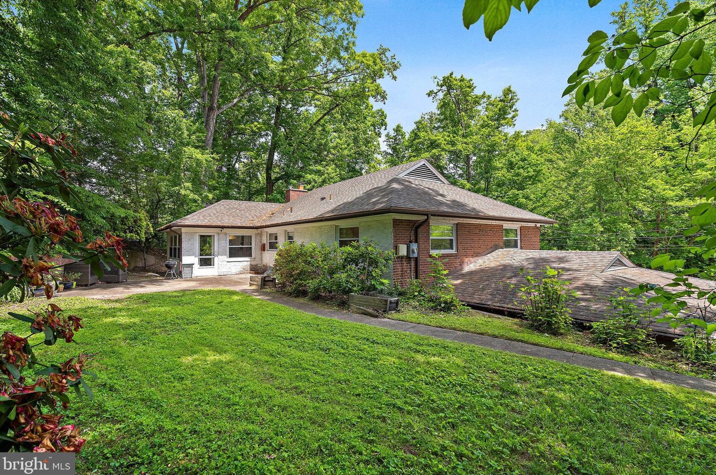 2420 Taylor St, Arlington VA  22207-4051 exterior