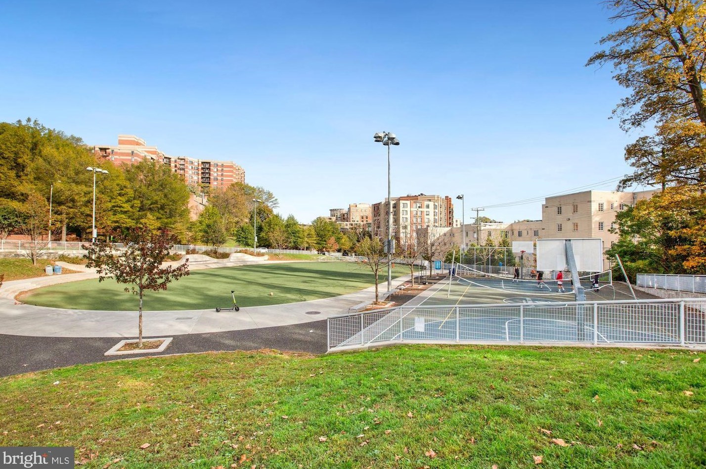 1418 Rhodes St, Arlington VA 22209-2952 exterior