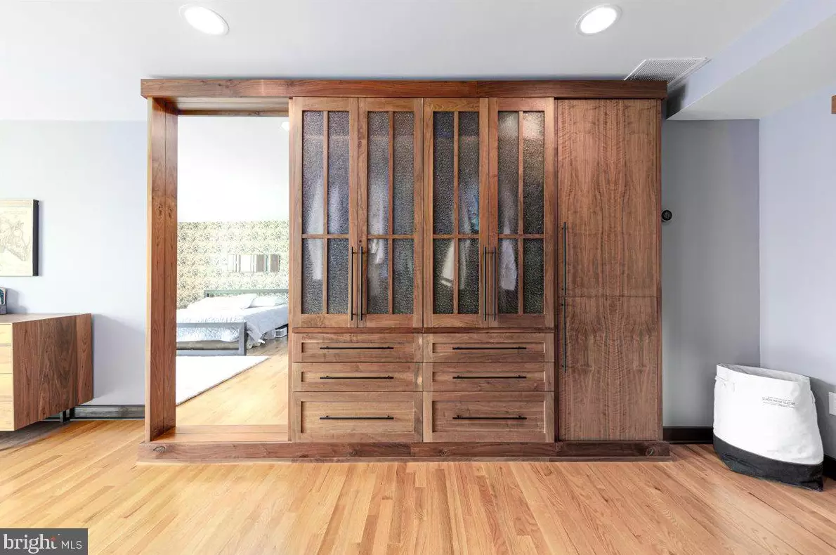 1622 Rhodes St, Arlington VA 22201-3119 exterior