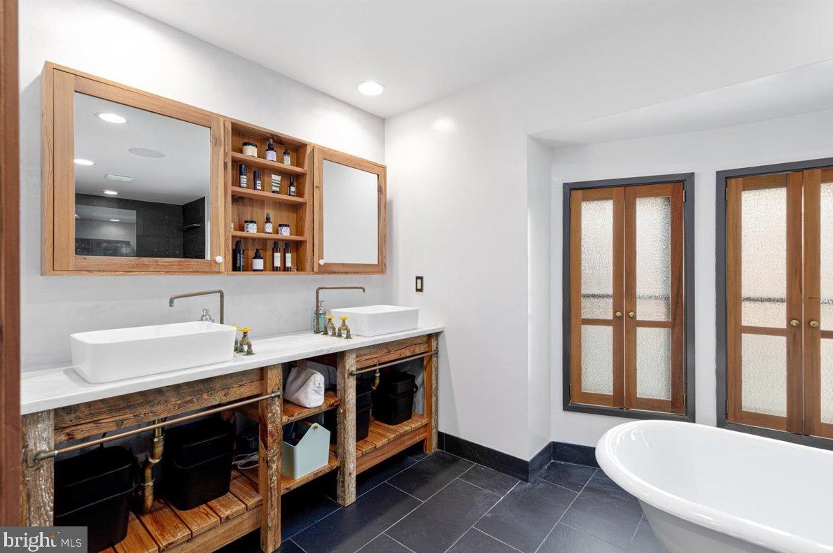 1622 Rhodes St, Arlington VA 22201-3119 exterior