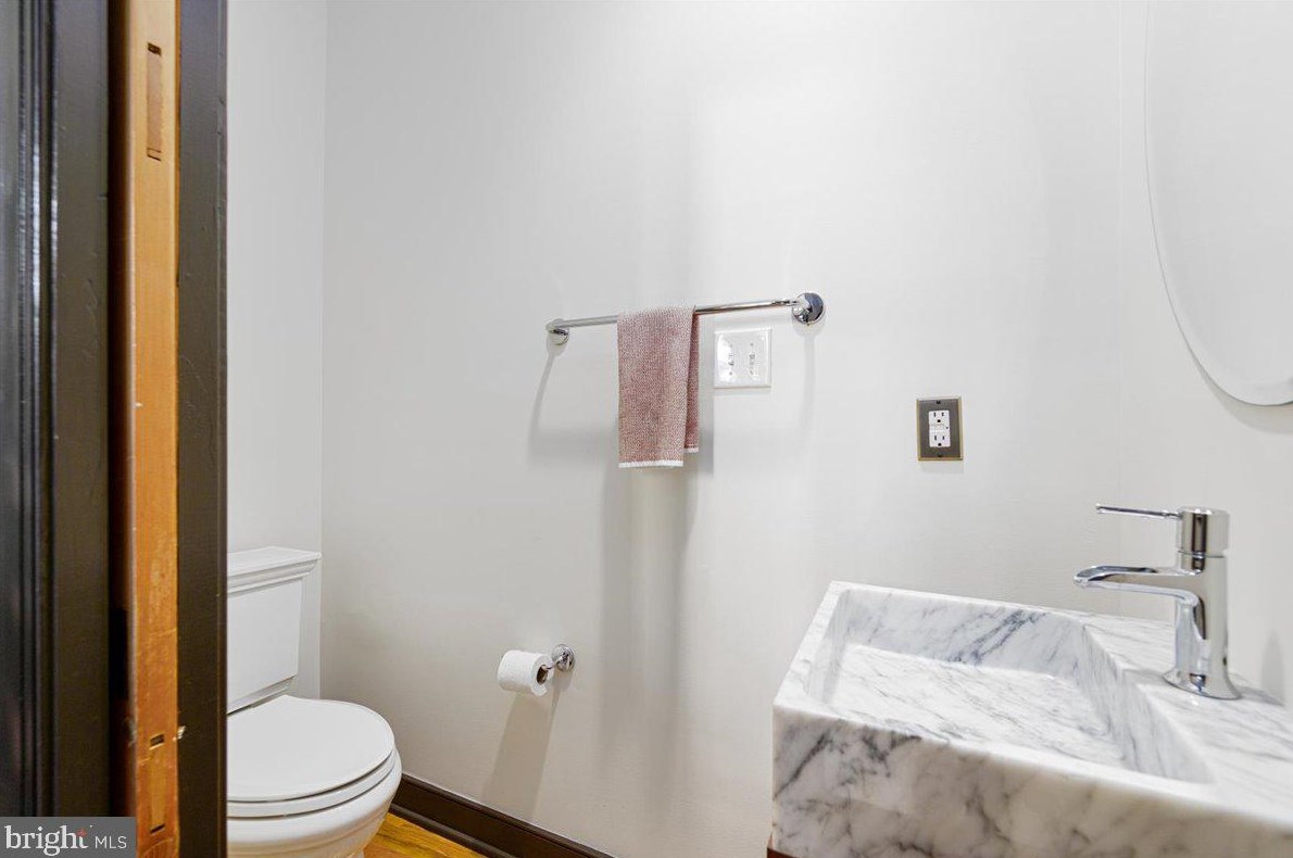 1622 Rhodes St, Arlington VA 22201-3119 exterior