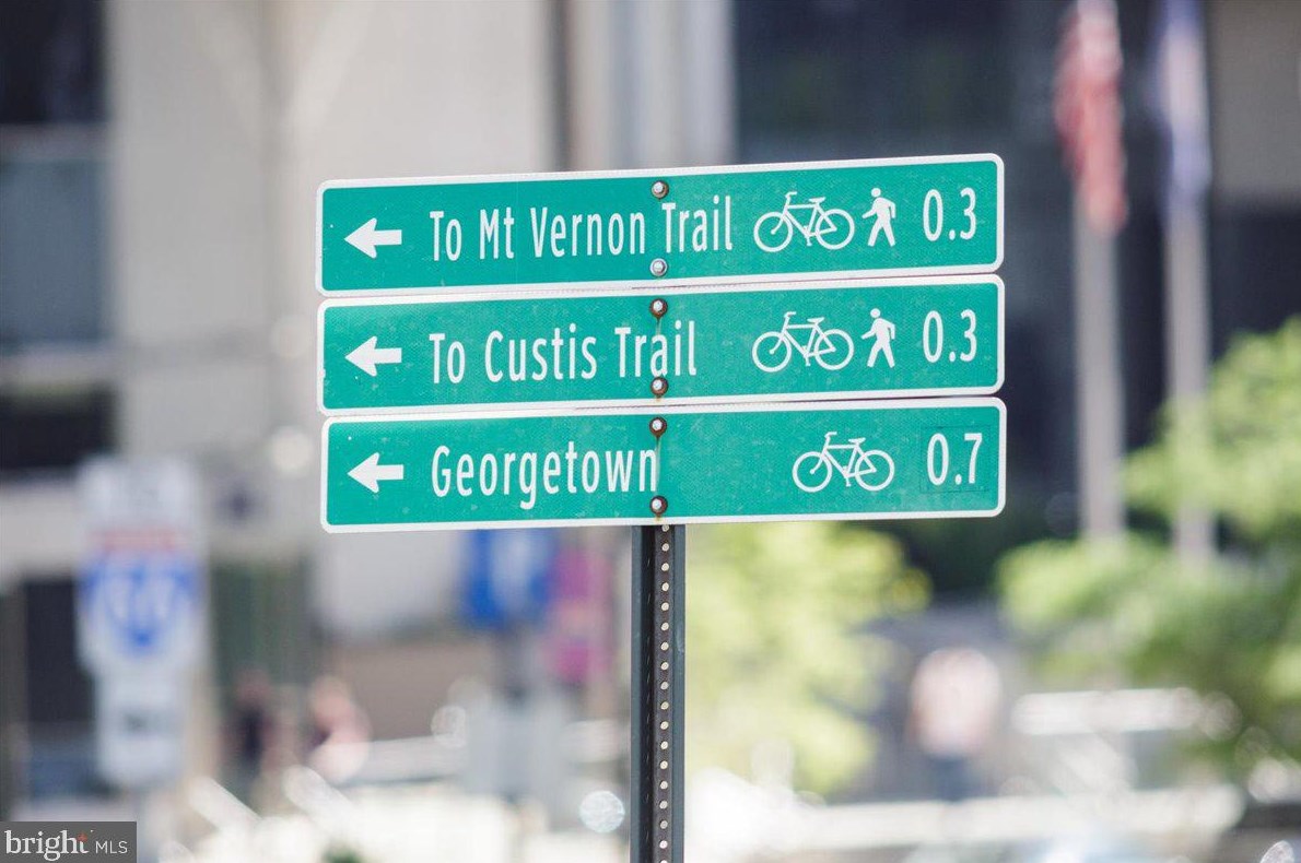 1622 Rhodes St, Arlington VA 22201-3119 exterior