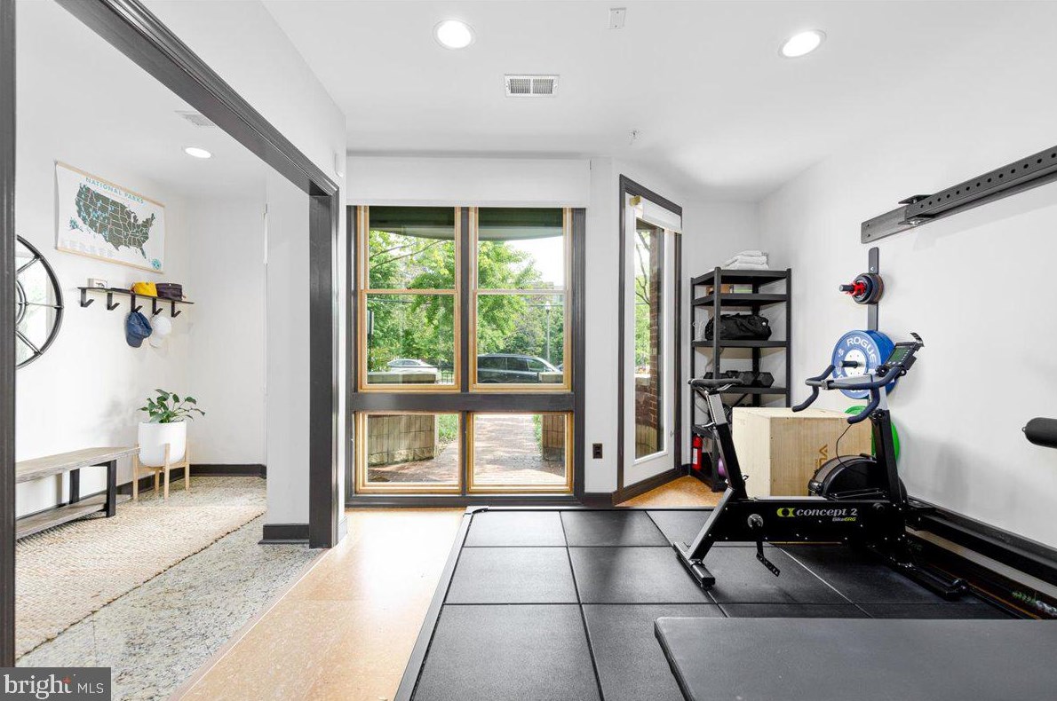 1622 Rhodes St, Arlington VA 22201-3119 exterior