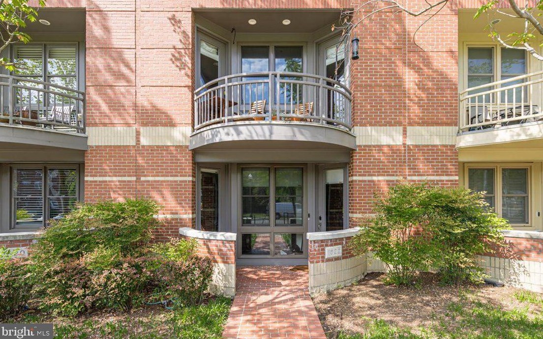 1622 Rhodes St, Arlington VA 22201-3119 exterior