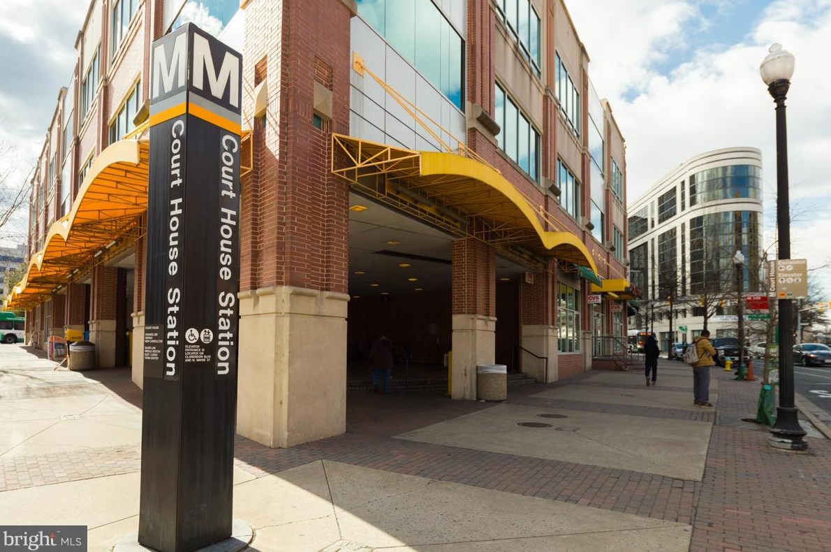 1418 Rhodes St, Arlington VA 22209-2952 exterior