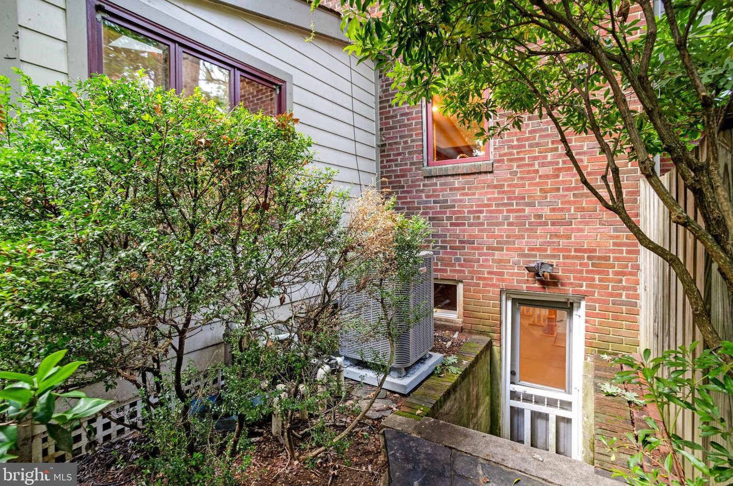 131 Irving St, Arlington VA 22201-1060 exterior