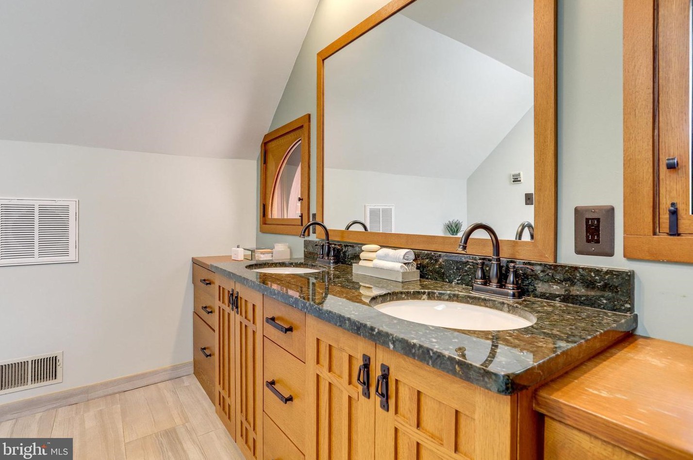 131 Irving St, Arlington VA 22201-1060 exterior