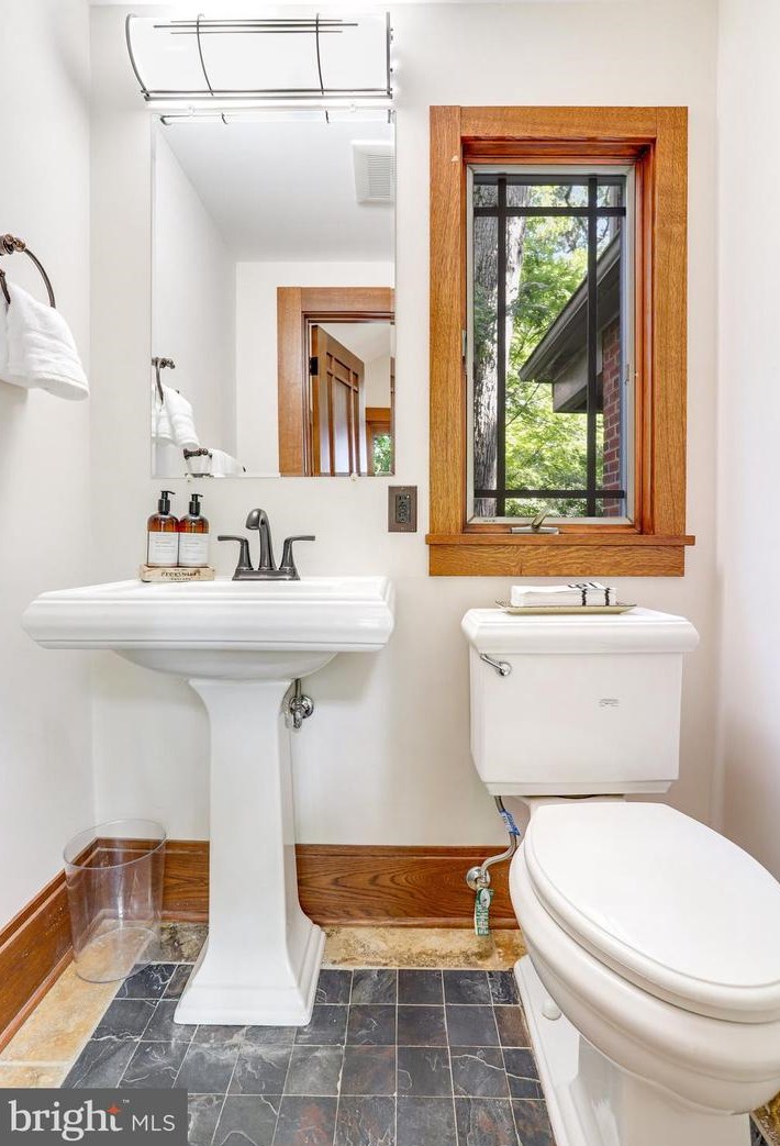 131 Irving St, Arlington VA 22201-1060 exterior