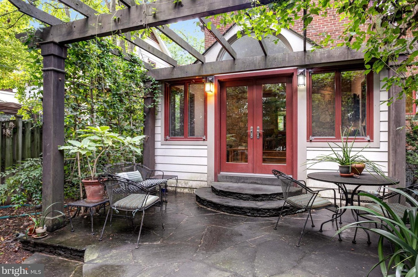 131 Irving St, Arlington VA 22201-1060 exterior