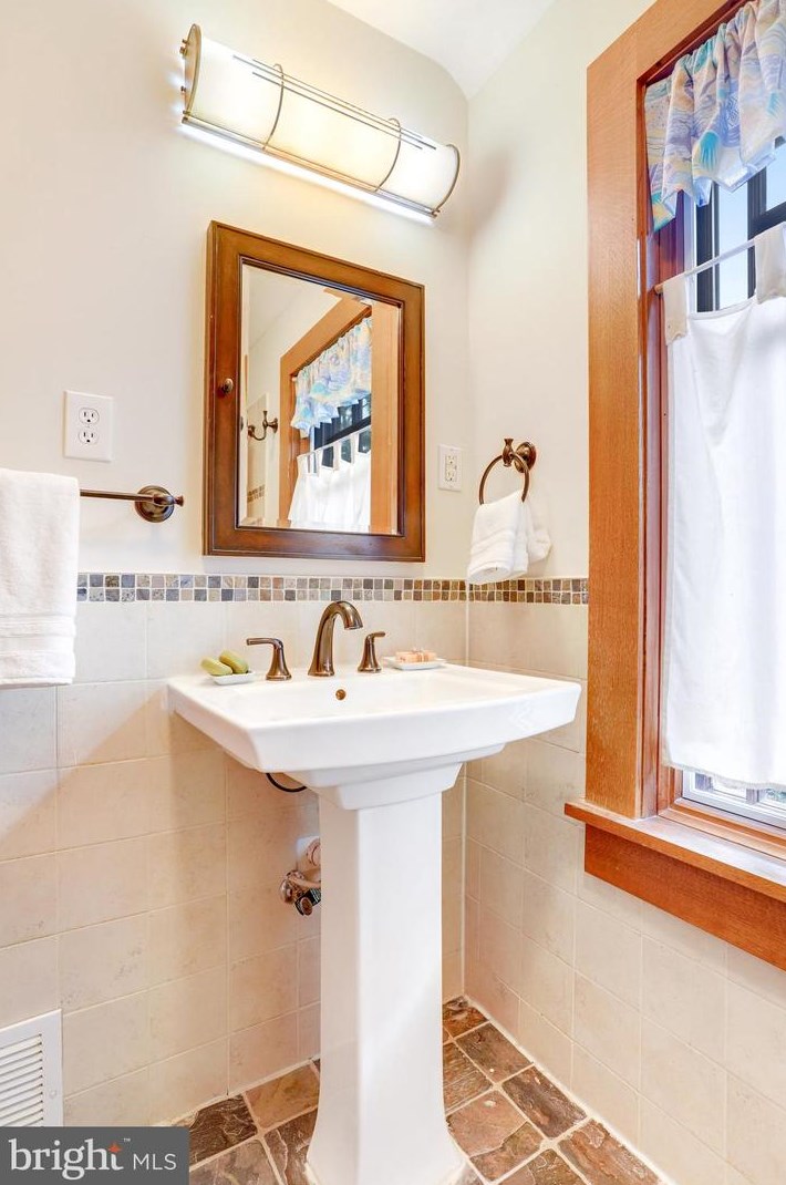 131 Irving St, Arlington VA 22201-1060 exterior