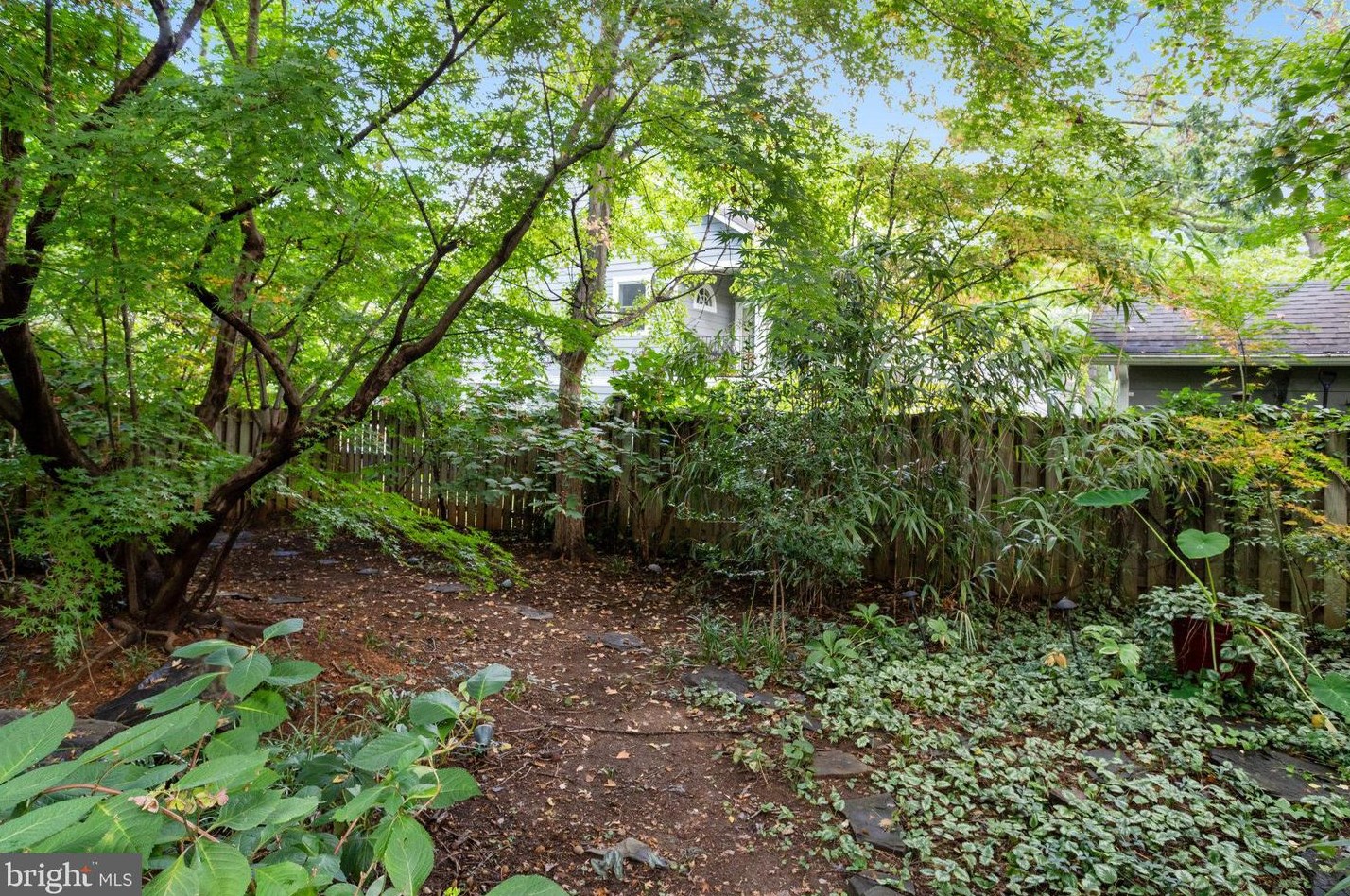 131 Irving St, Arlington VA 22201-1060 exterior