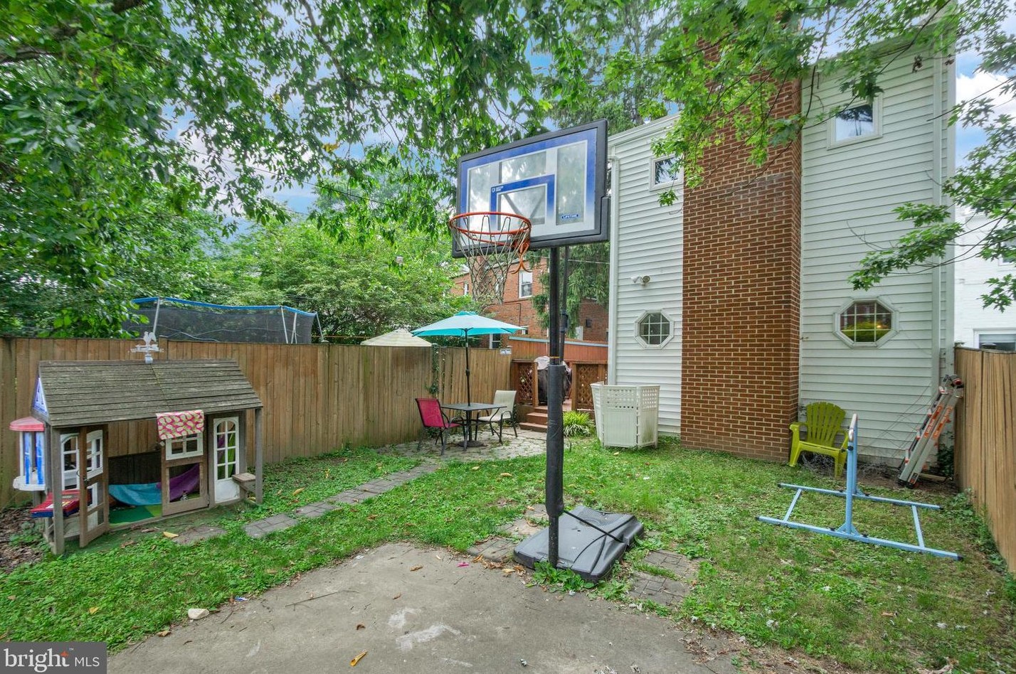 911 Irving St, Arlington VA  22201-2201 exterior