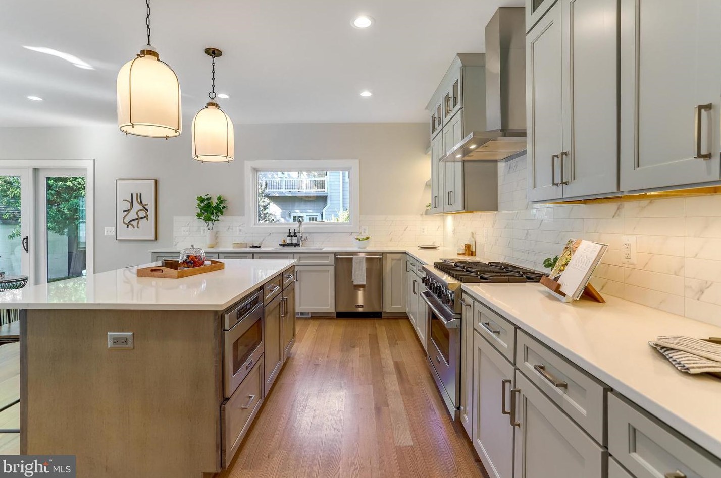 812 Edgewood St, Arlington VA  22201-1935 exterior