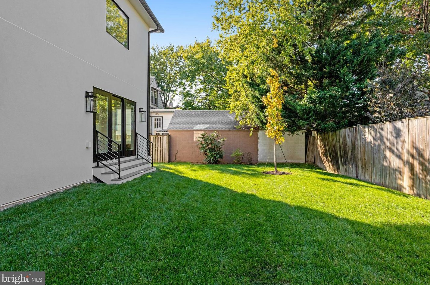 812 Edgewood St, Arlington VA  22201-1935 exterior