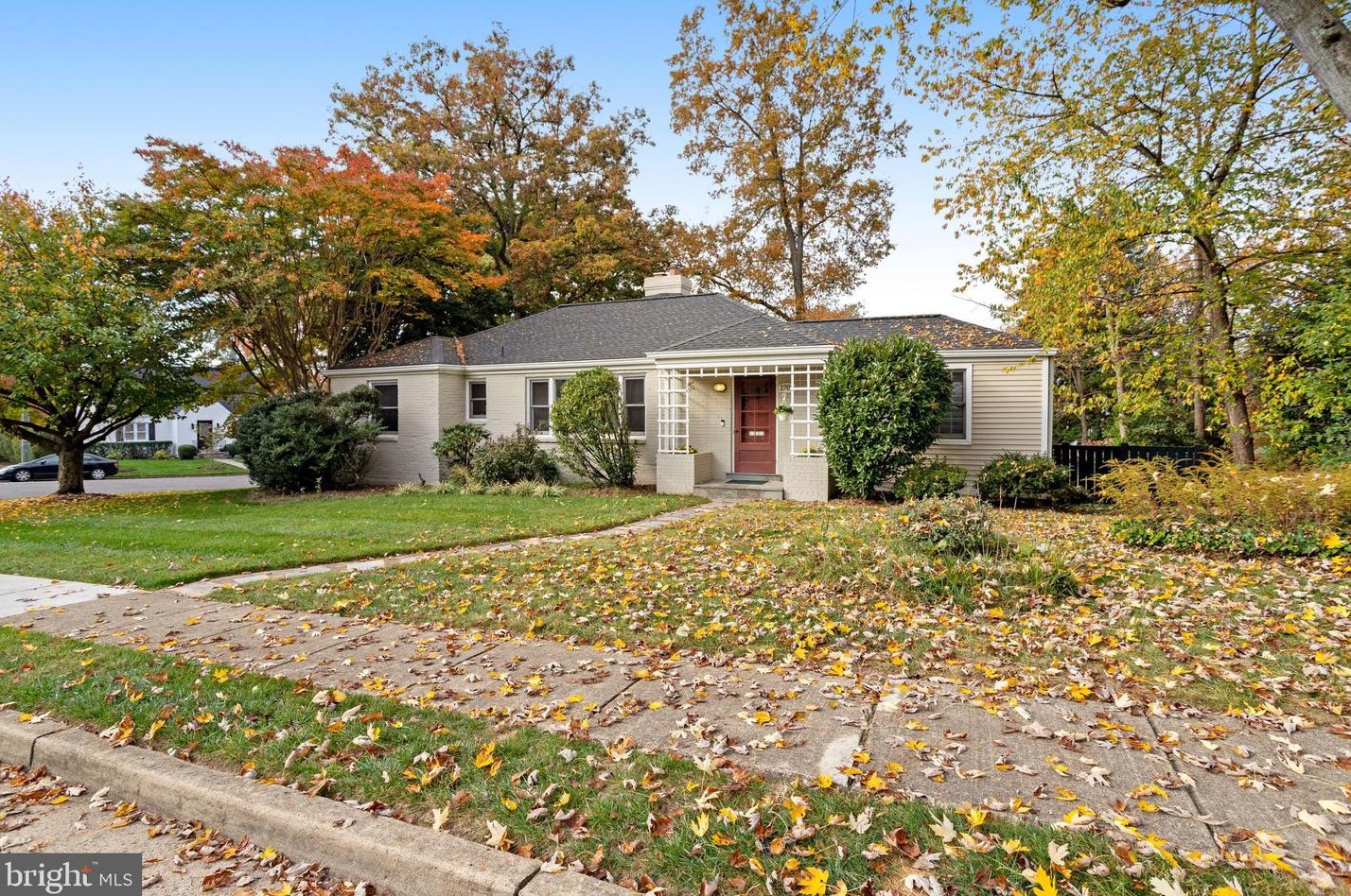 2700 Dinwiddie St, Arlington VA  22207-2727 exterior