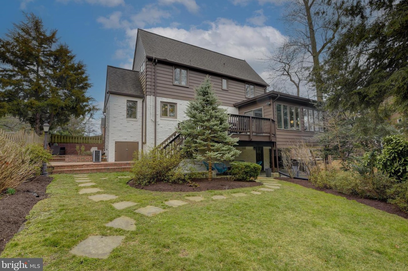 2506 Lynn St, Arlington VA  22202-2261 exterior