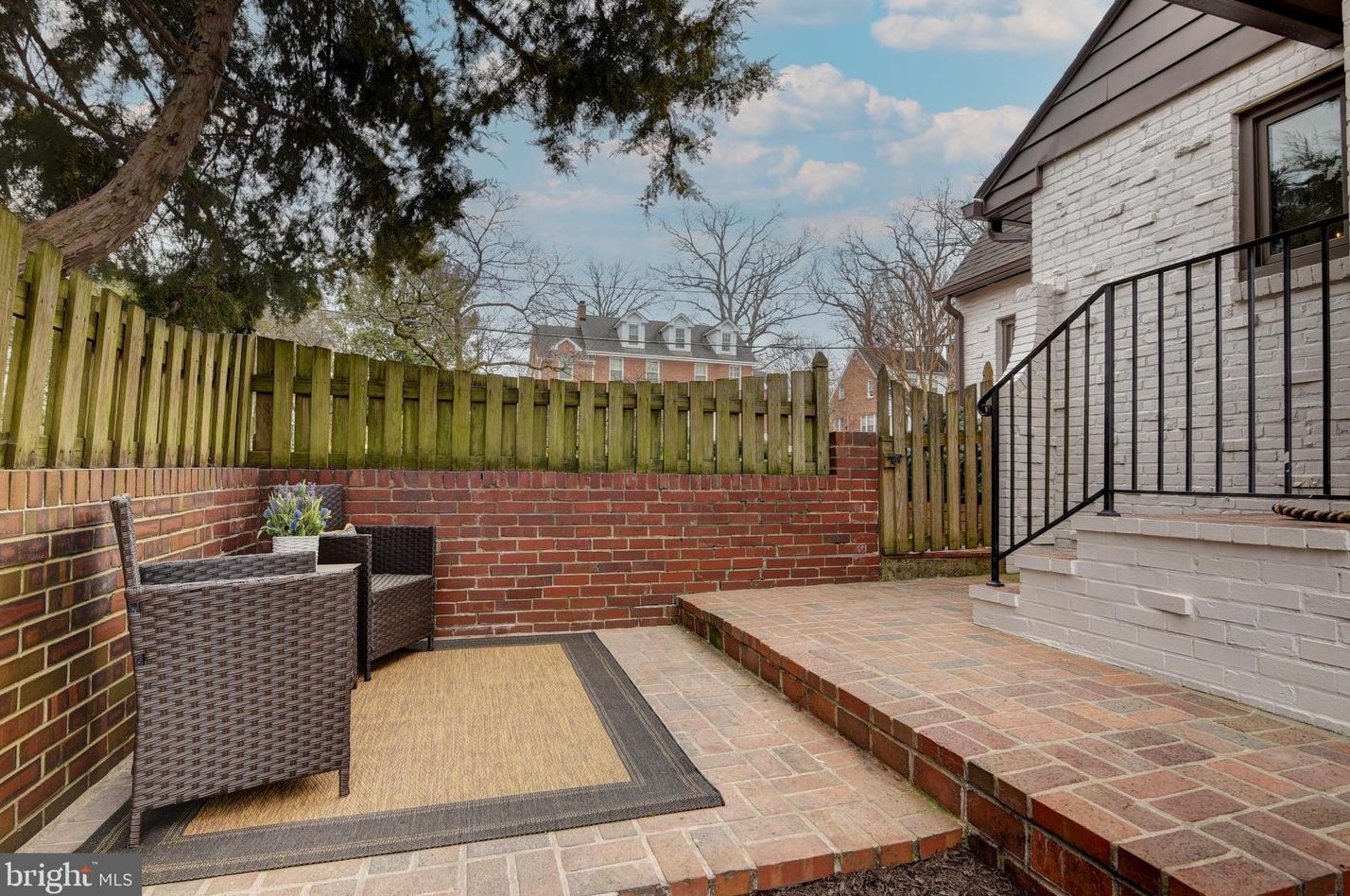 2506 Lynn St, Arlington VA  22202-2261 exterior