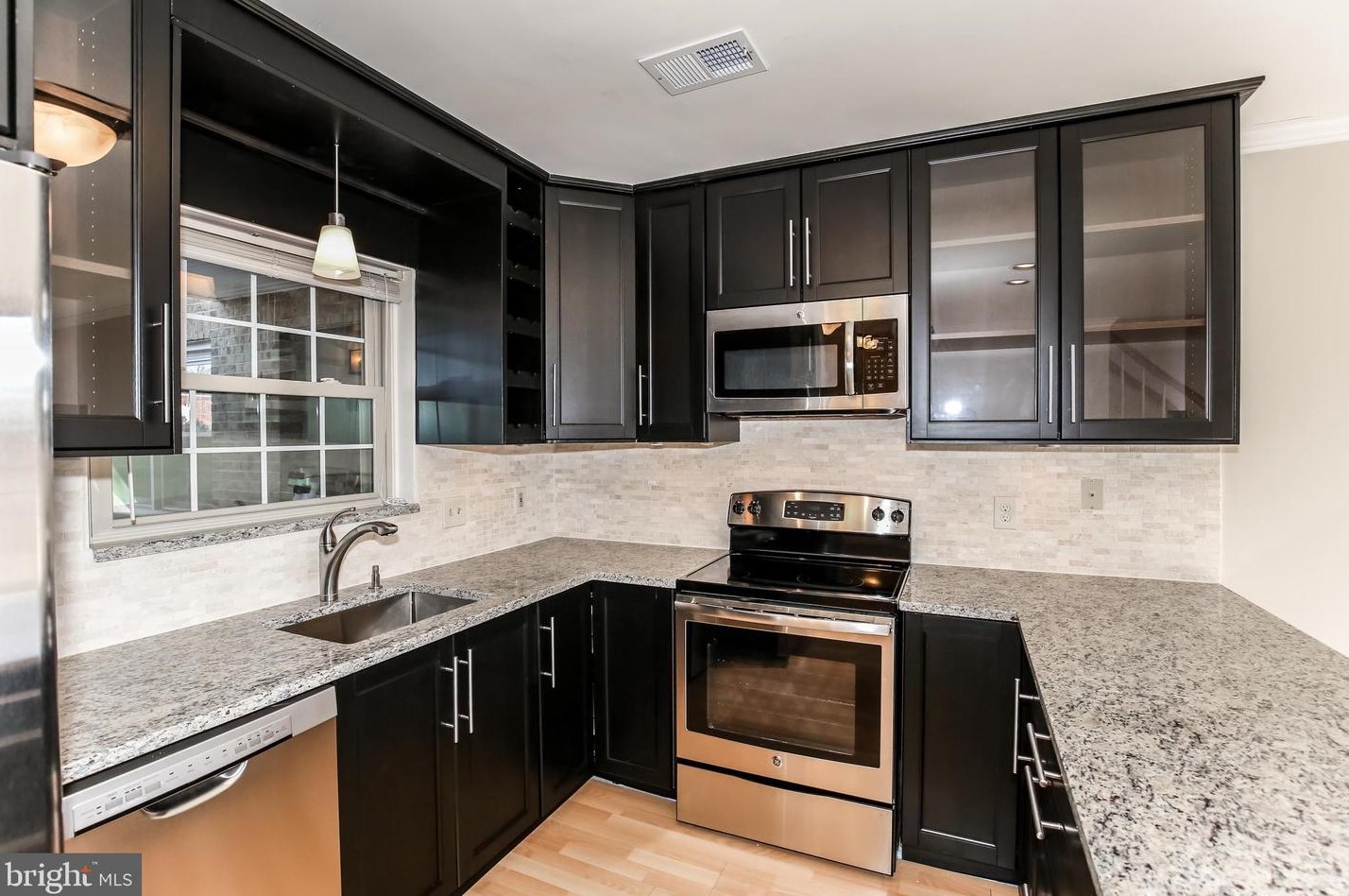 947 Scott St, Arlington VA  22204-4526 exterior