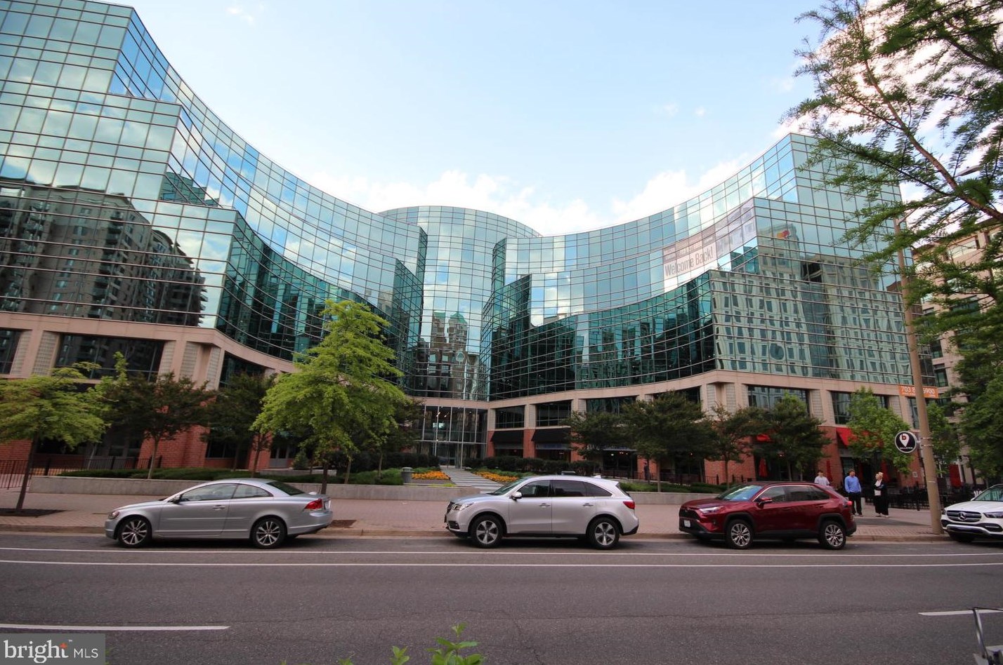 1050 Taylor St, Arlington VA  22201-4706 exterior