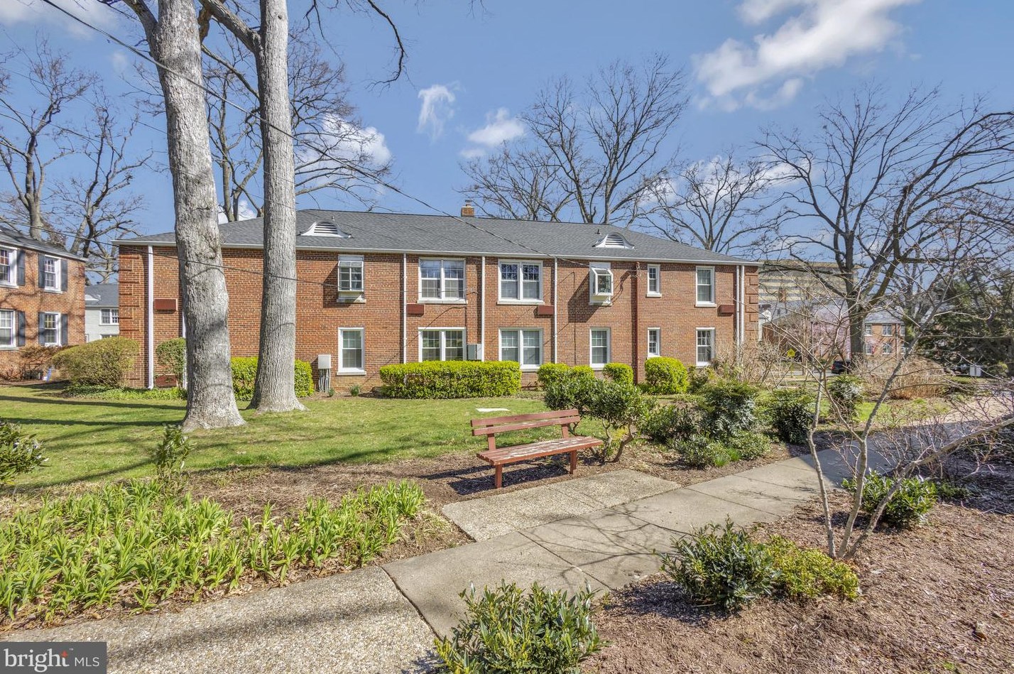 250 Thomas St, Arlington VA  22203-3608 exterior