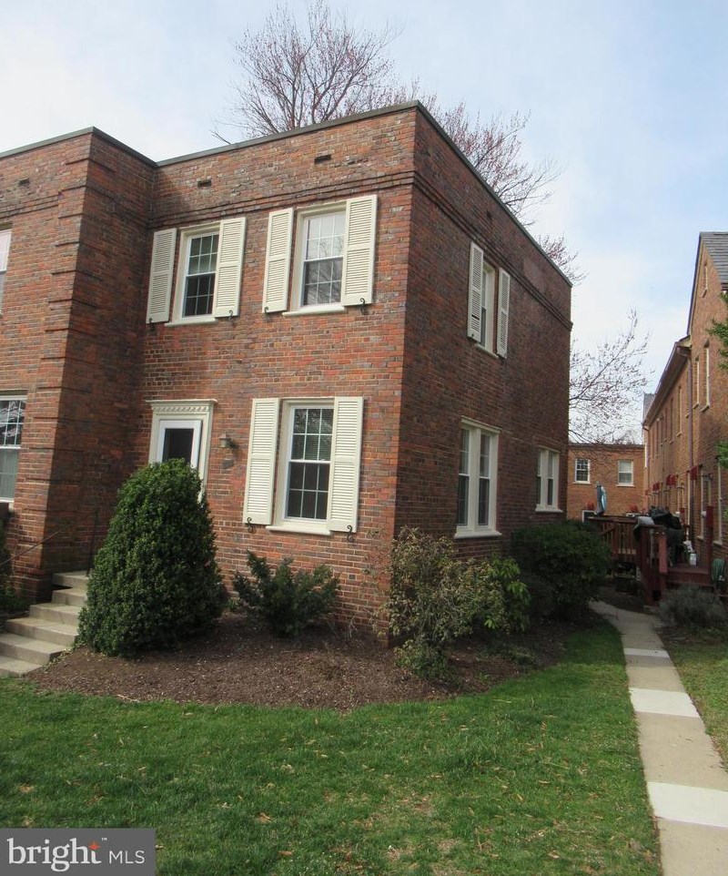 1300 Barton St, Arlington VA  22201-2709 exterior