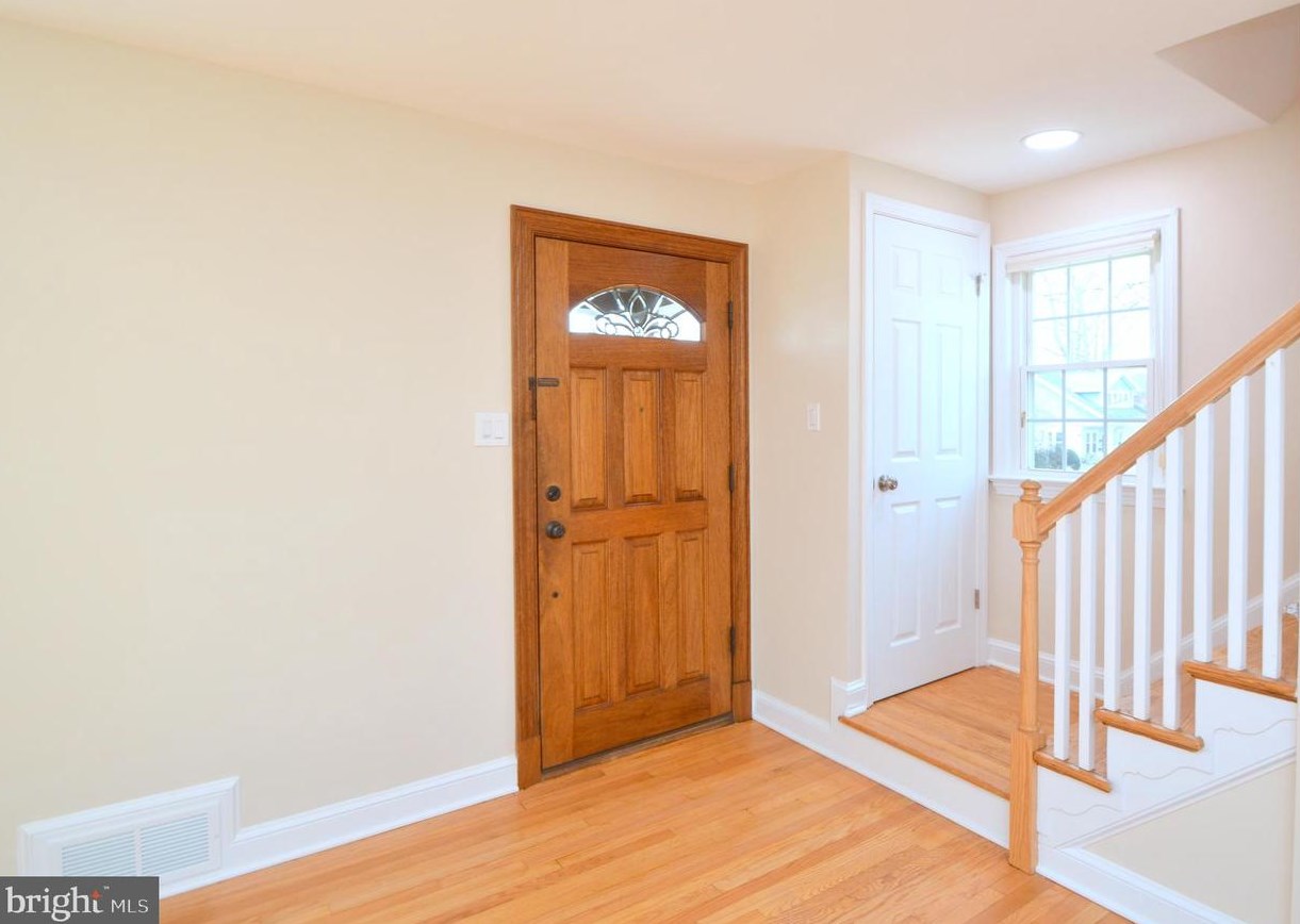 2441 Mckinley St, Arlington VA  22207-1200 exterior