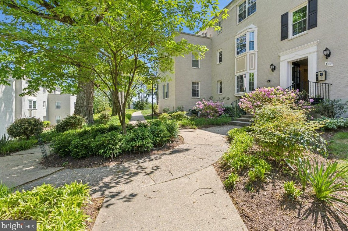 802 Arlington Mill Dr, Arlington VA 12104-2920 exterior