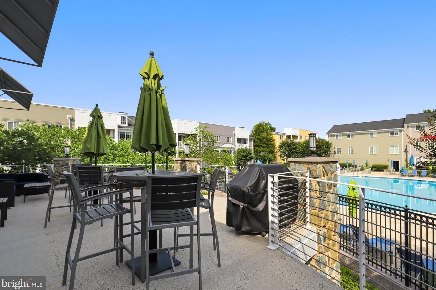 4071 Four Mile Run Dr, Arlington VA 22204-5617 exterior