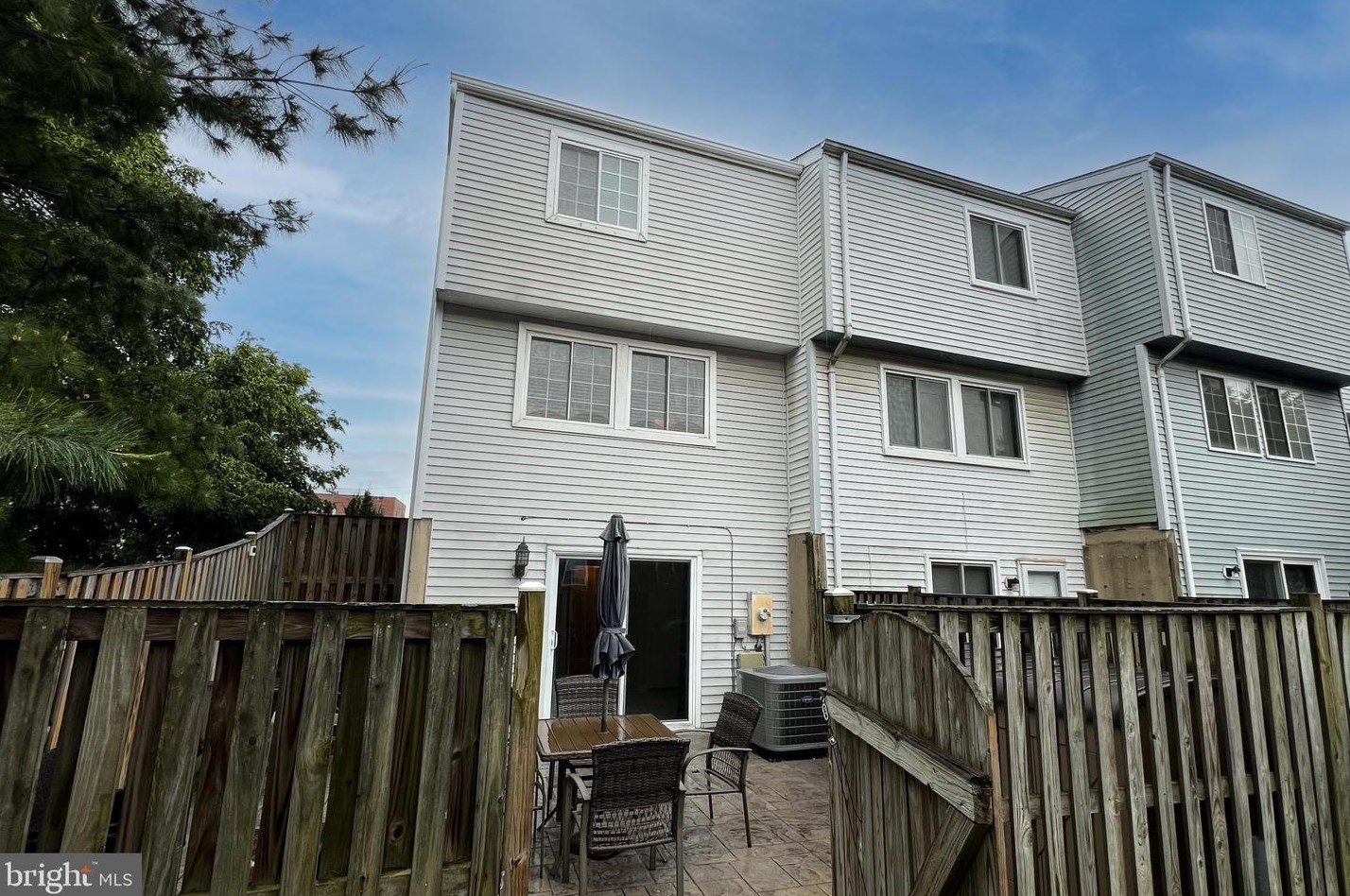 2810 Meade St, Arlington VA  22206-3147 exterior