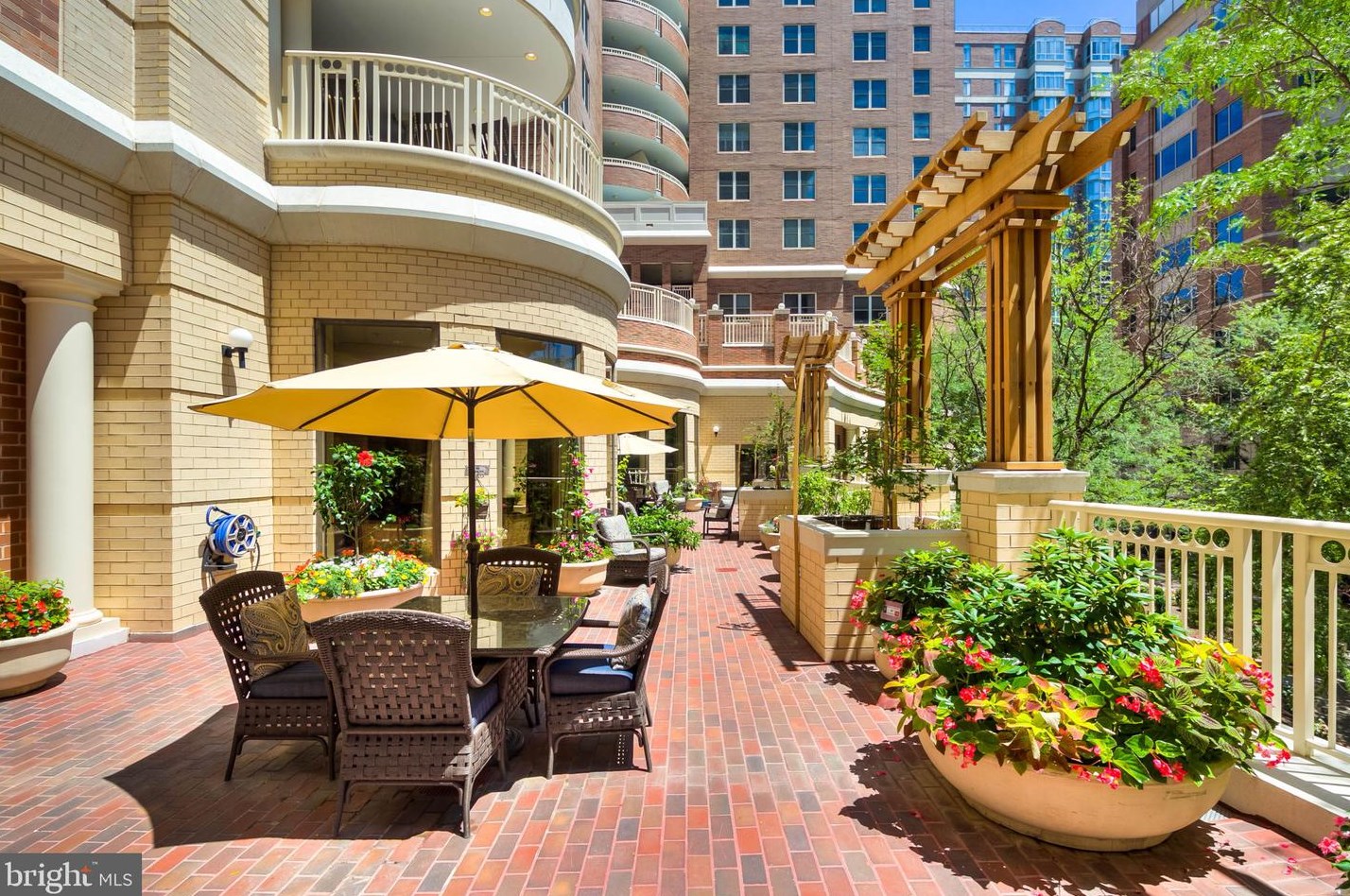 900 Taylor St, Arlington VA  22203-1855 exterior