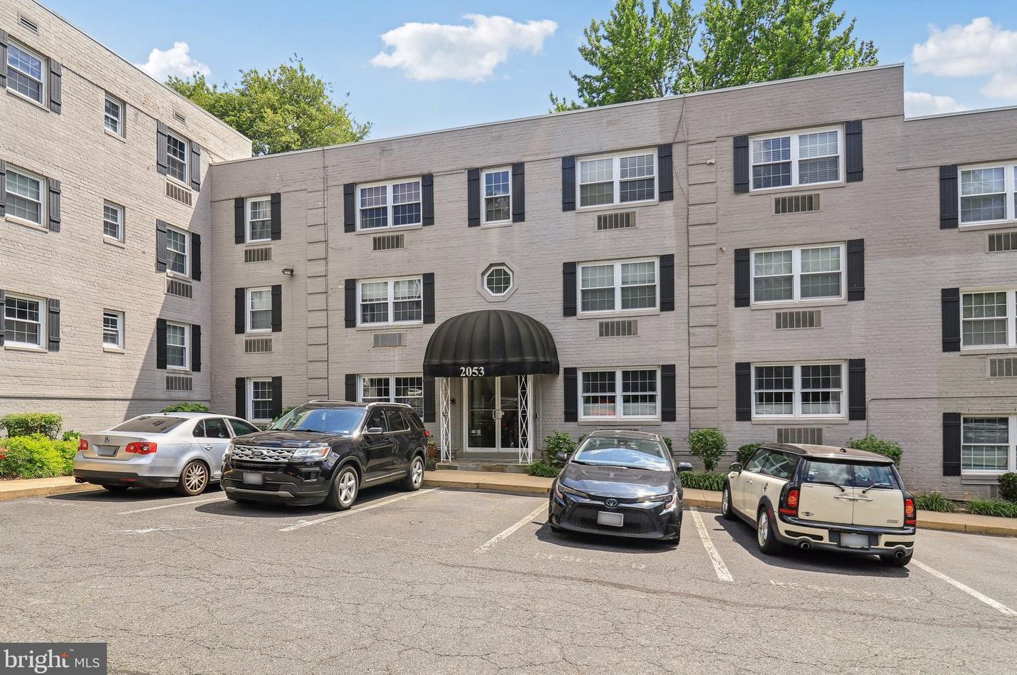 2053 Woodstock St, Arlington VA  22207-2431 exterior