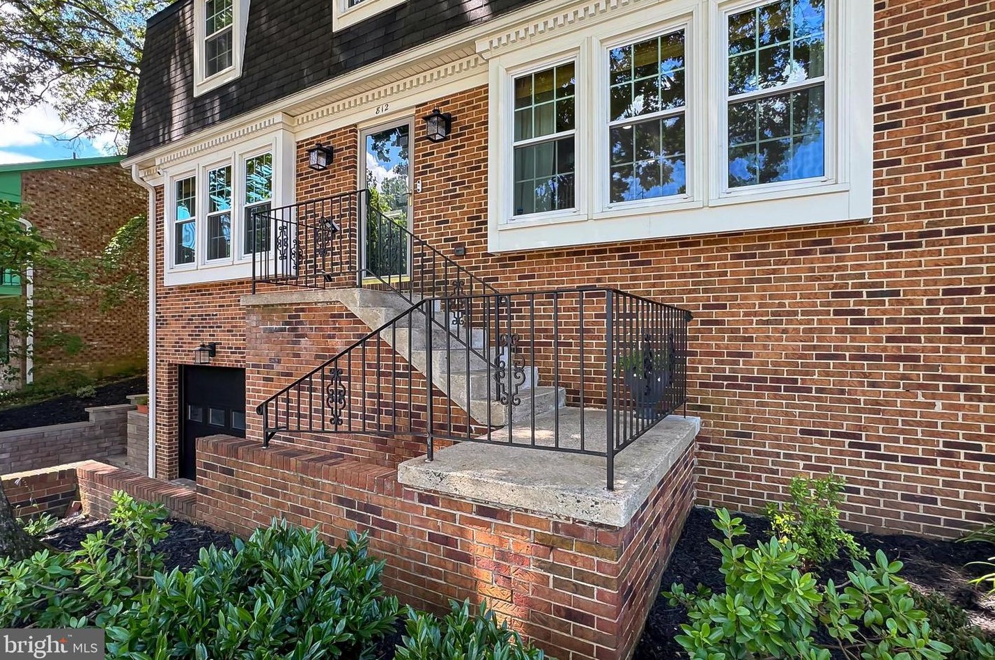 812 George Mason Dr, Arlington VA  22205-1216 exterior