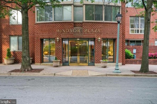 1050 Taylor St, Arlington VA  22201-4706 exterior