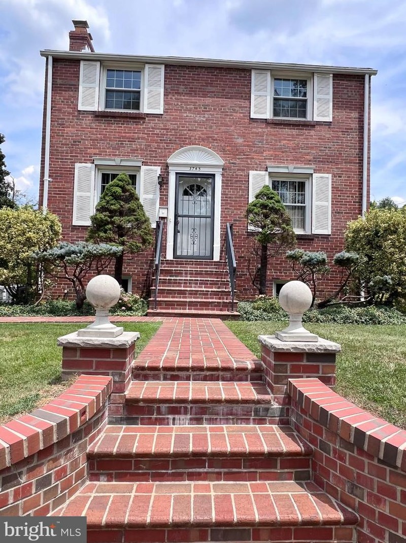 5743 16th St, Arlington VA  22205-2860 exterior