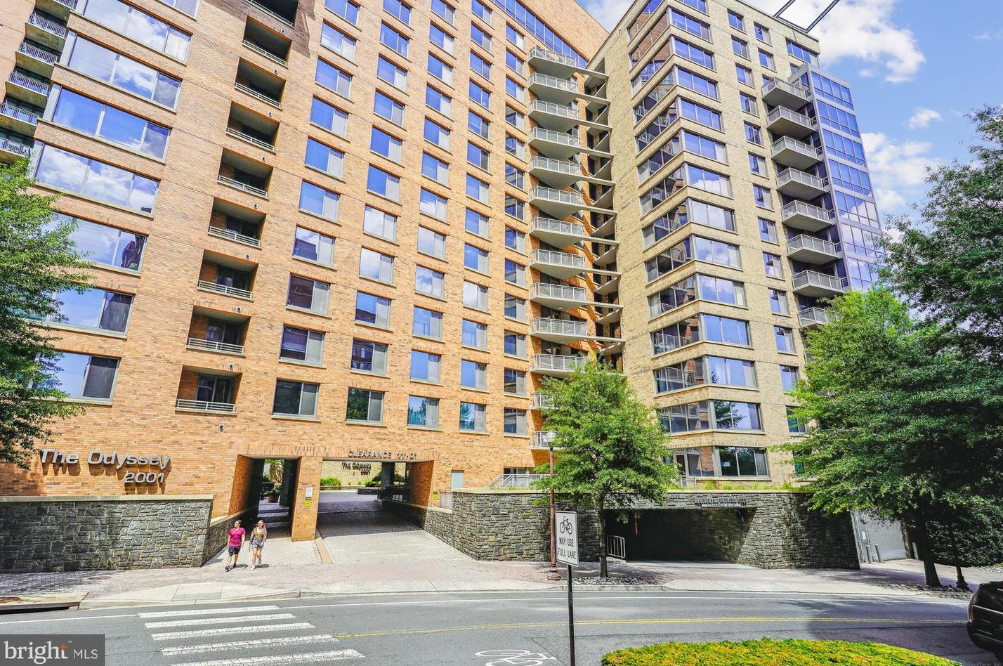 2001 15th St, Arlington VA  22201-2604 exterior