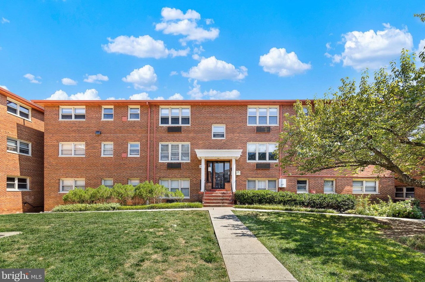 2030 Woodrow St, Arlington VA 22207-2447 exterior