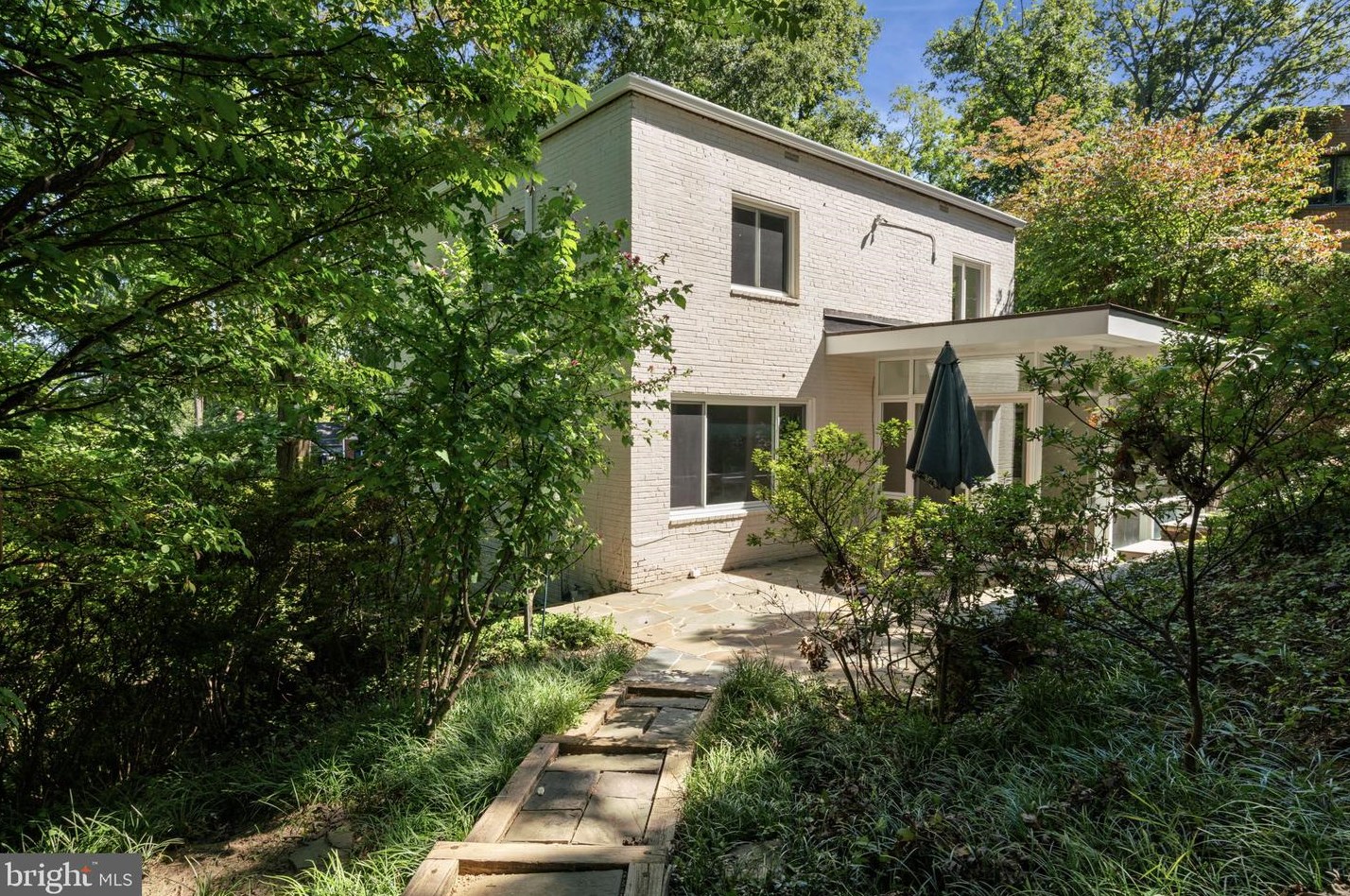 2248 Quebec St, Arlington VA 22207-5213 exterior