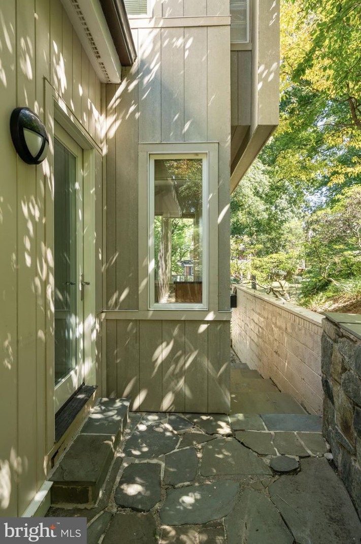 2248 Quebec St, Arlington VA 22207-5213 exterior