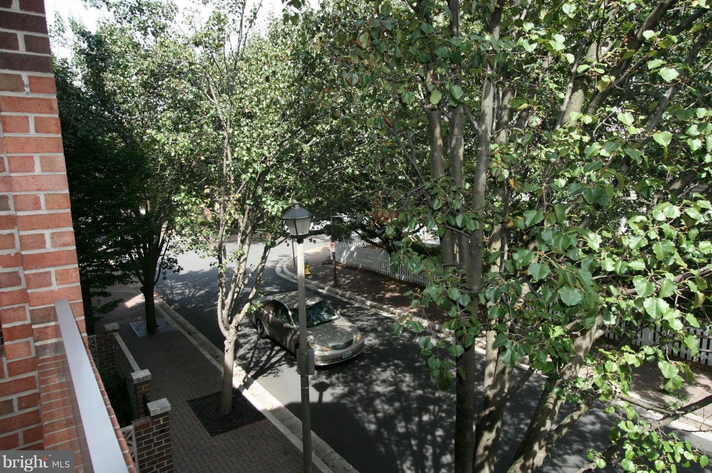 1050 Stuart St, Arlington VA  22201-4716 exterior