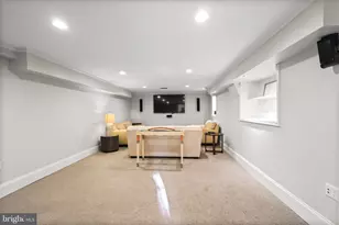 1233 S Oakcrest Rd, Arlington, VA 22202 - Photo 1