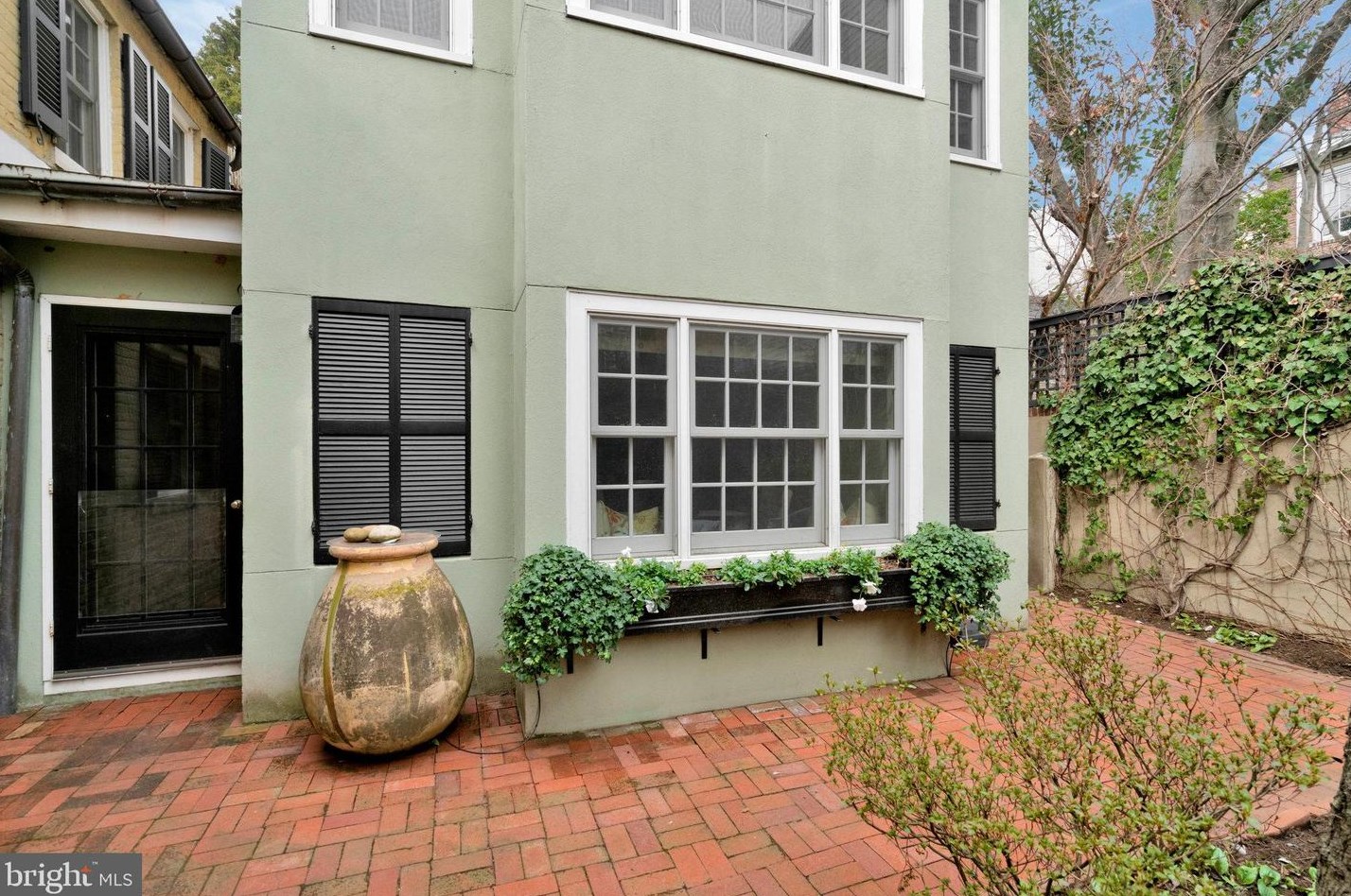 207 Fairfax St, Alexandria VA 22314-3304 exterior