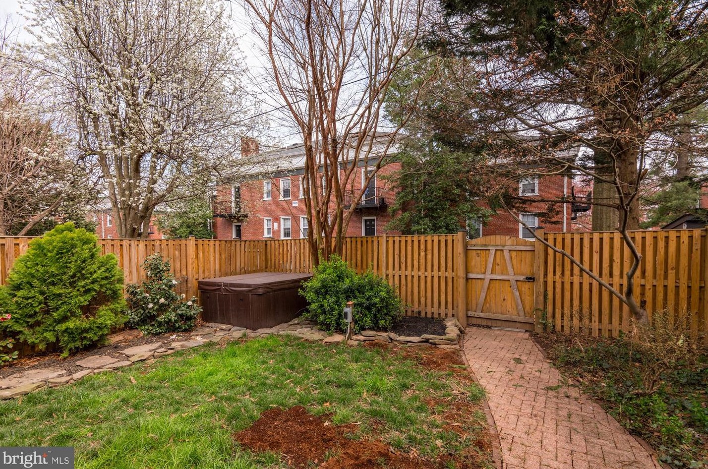 3909 Elbert Ave, Alexandria VA 22305-2064 exterior