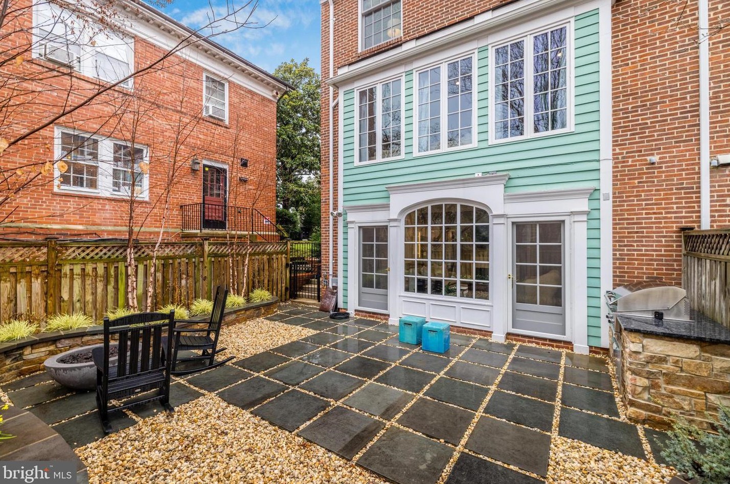 622 Lee St, Alexandria VA  22314-3820 exterior