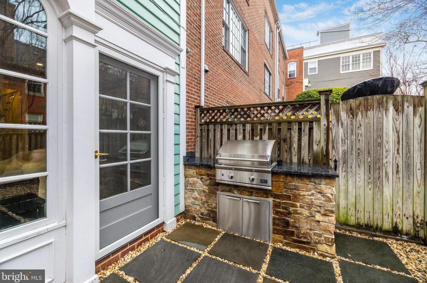 622 Lee St, Alexandria VA  22314-3820 exterior