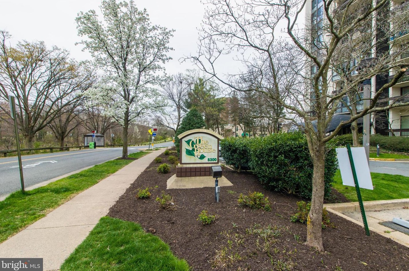 5300 Holmes Run Pkwy, Alexandria VA  22304-2834 exterior