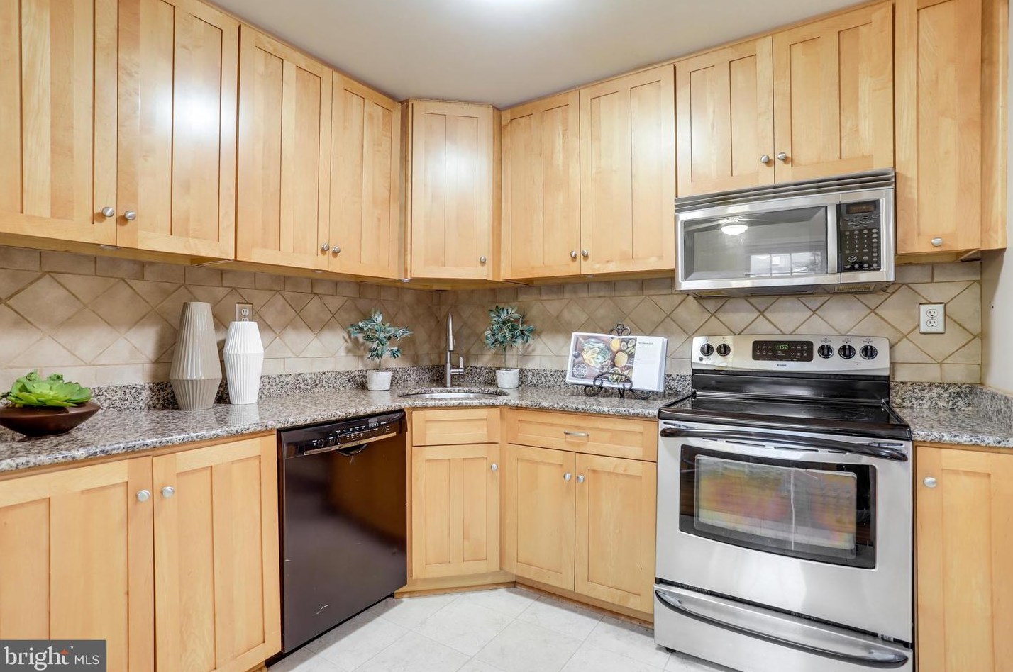 1321 Bayliss Dr, Alexandria VA 22302-3510 exterior