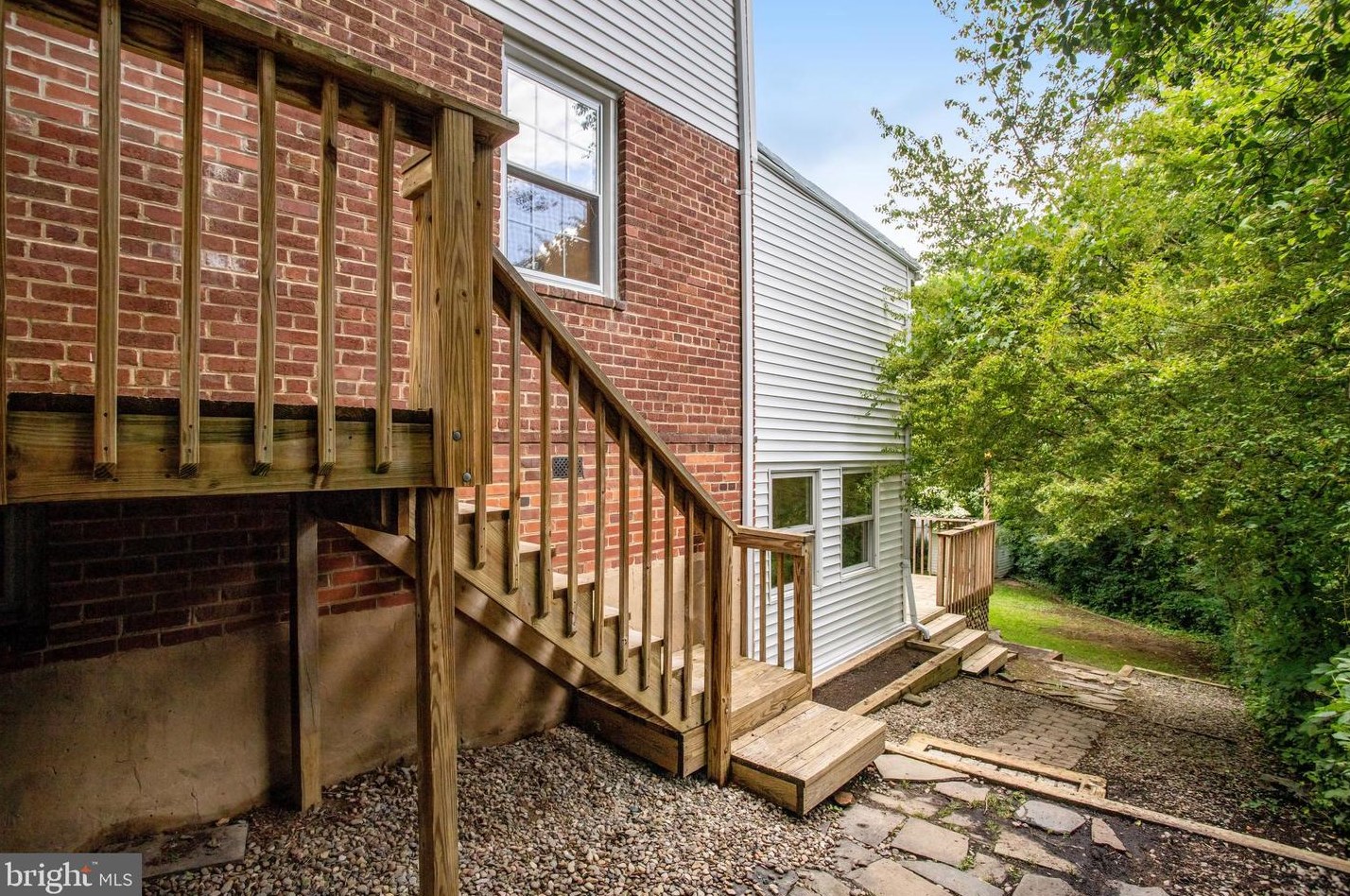 1321 Bayliss Dr, Alexandria VA 22302-3510 exterior